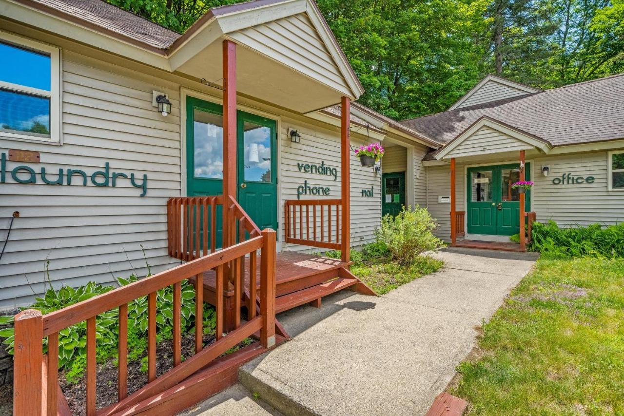 Cozy Condo By Tripp Lake Warrensburg Exterior foto